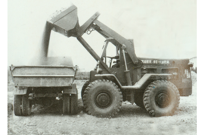 1966年，柳工第一臺裝載機Z435研制成功